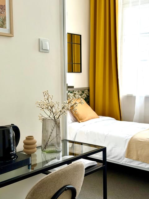 Bed, Photo of the whole room, Seating area, Bedroom