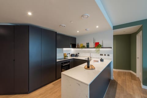 Coffee/tea facilities, Kitchen or kitchenette, oven, stove, toaster