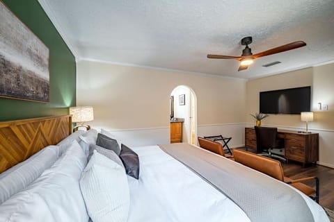 NASA Getaway, Fire Pit, Games & Family House in Pasadena