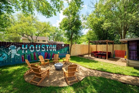 NASA Getaway, Fire Pit, Games & Family House in Pasadena