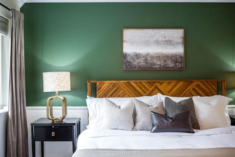 NASA Getaway, Fire Pit, Games & Family House in Pasadena