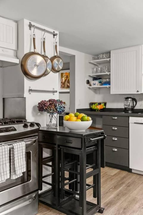 West End 2 BR w/ Parking + Private Patio + Grill Apartment in Provincetown