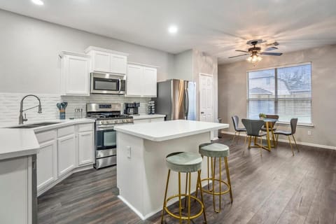 IAH Family Retreat, Fire Pit, Relaxing Escape House in Spring