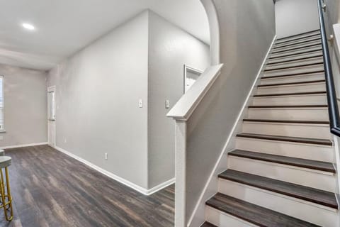 IAH Family Retreat, Fire Pit, Relaxing Escape House in Spring