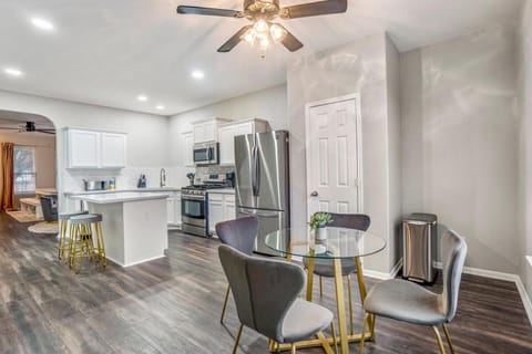 IAH Family Retreat, Fire Pit, Relaxing Escape House in Spring