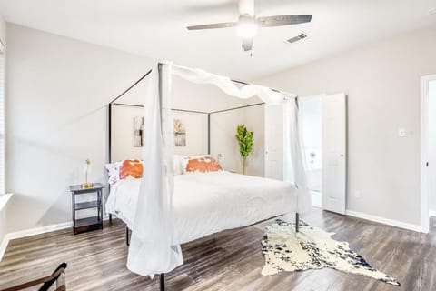 IAH Family Retreat, Fire Pit, Relaxing Escape House in Spring