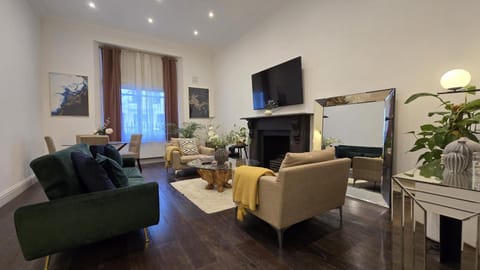 Communal lounge/ TV room, TV and multimedia, Living room, Seating area, Evening entertainment