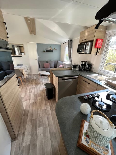 Coffee/tea facilities, Kitchen or kitchenette, dishwasher, oven, stove, toaster
