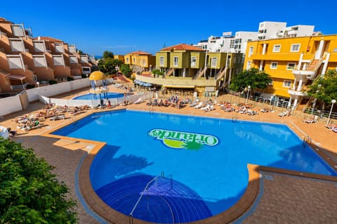 Property building, Communal lounge/ TV room, Day, Pool view, Swimming pool, sunbed