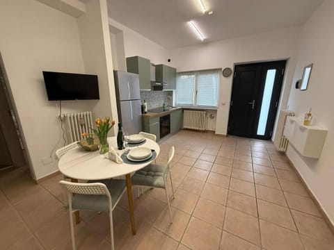 TV and multimedia, Kitchen or kitchenette, oven, stove