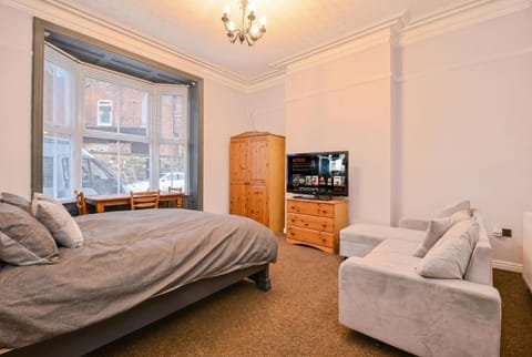 Bed, TV and multimedia, Seating area, Bedroom