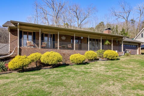 3 Mi to Ruby Falls The Downer House with Yard House in Chattanooga