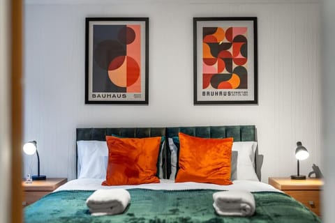 Bed, Photo of the whole room, Decorative detail, Bedroom, towels