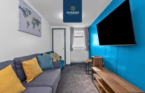 5 x Main Street Serviced Apartments - Easy Ring Road Access and 5 mins to STANNERGATE PORTS - over 20 Locations in the City offered by Sunrise Short Lets Dundee Apartment in Dundee