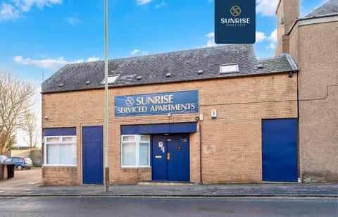 5 x Main Street Serviced Apartments - Easy Ring Road Access and 5 mins to STANNERGATE PORTS - over 20 Locations in the City offered by Sunrise Short Lets Dundee Apartment in Dundee