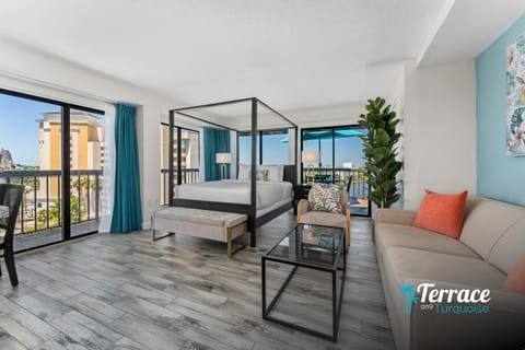 Bed, Balcony/Terrace, Photo of the whole room, Seating area, Bedroom, City view, Sea view