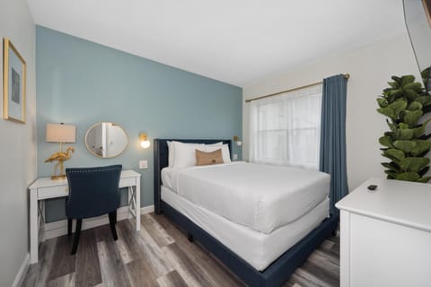 Bed, Photo of the whole room, Seating area, Bedroom