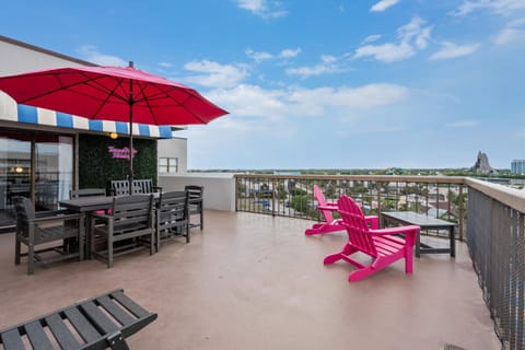 View (from property/room), Balcony/Terrace, Seating area, Dining area, City view, sunbed
