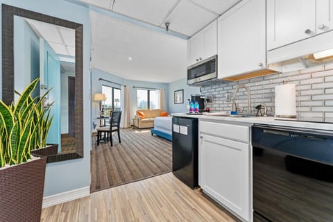 Kitchen or kitchenette, Living room, Dining area, City view