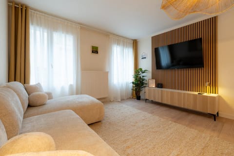 Communal lounge/ TV room, TV and multimedia, Living room, Seating area