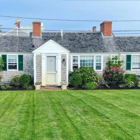 *NEW* Classic Beach Cottage, Parking, West End House in Provincetown