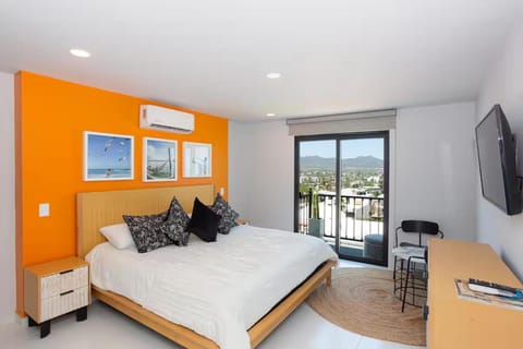 Bed, TV and multimedia, View (from property/room), Balcony/Terrace, Seating area, Bedroom