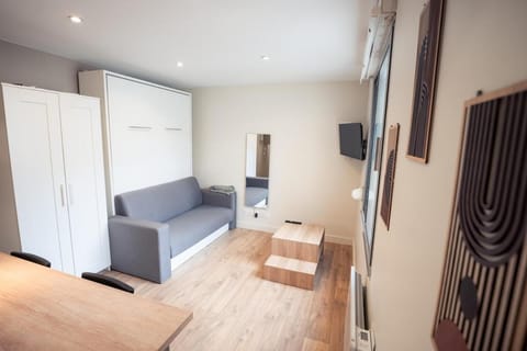 Communal lounge/ TV room, Bed, TV and multimedia, Living room, Seating area, Bedroom, wardrobe