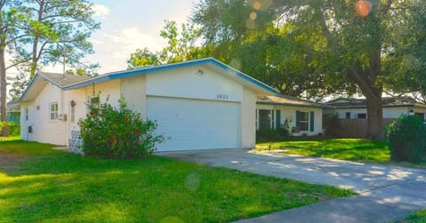 Lovely 3BR 2Bath Fenced Yard Walk to Eagle Lake Park House in Largo