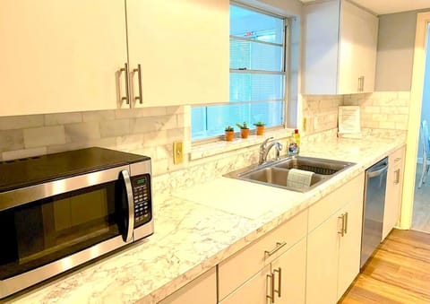 Lovely 3BR 2Bath Fenced Yard Walk to Eagle Lake Park House in Largo