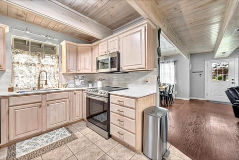 The Oak Cottage- Charming Downtown Family Retreat in the Heart of Siloam Springs House in Siloam Springs