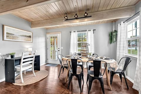 The Oak Cottage- Charming Downtown Family Retreat in the Heart of Siloam Springs House in Siloam Springs