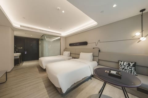 Bed, TV and multimedia, Bedroom