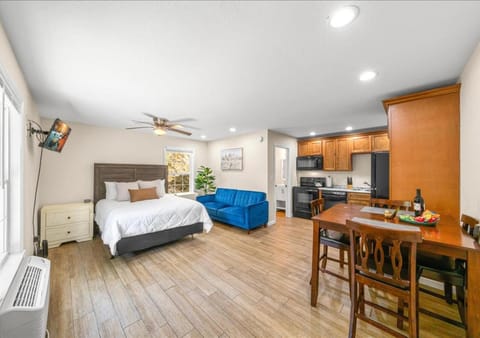 Bed, Kitchen or kitchenette, Photo of the whole room, Dining area
