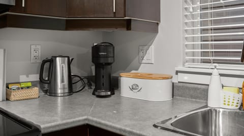 Parkdale Suites Apartment in Langford