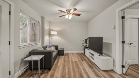 Parkdale Suites Apartment in Langford