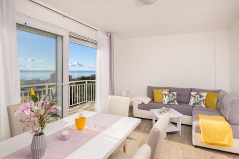 Day, View (from property/room), Balcony/Terrace, Living room, Seating area, Sea view
