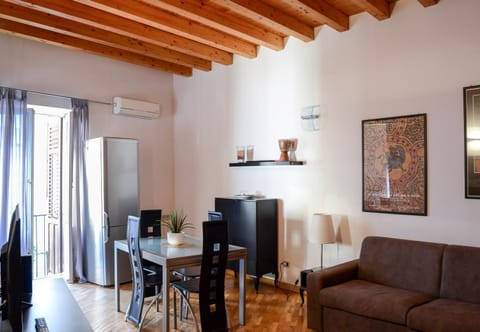 Living room, Seating area, Lunch