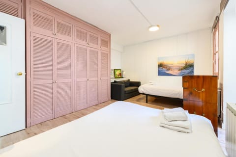 POR183D Amplio piso 2 dormitorios en La Latina - Alquiler temporal Apartment in Madrid