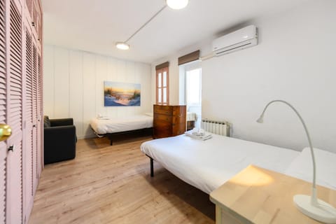 POR183D Amplio piso 2 dormitorios en La Latina - Alquiler temporal Apartment in Madrid