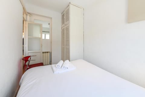 POR183D Amplio piso 2 dormitorios en La Latina - Alquiler temporal Apartment in Madrid