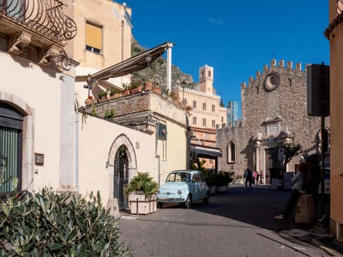 Facade/entrance, Neighbourhood, Street view, Location