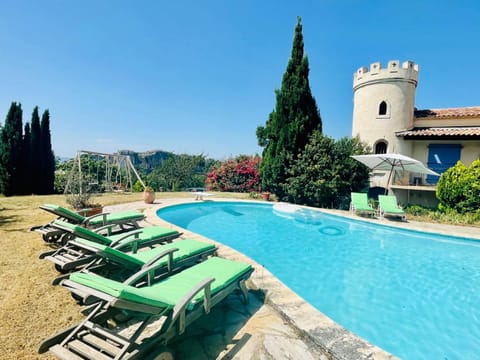 Day, Natural landscape, Garden, Mountain view, Swimming pool, sunbed