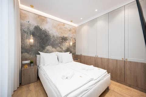 Bed, TV and multimedia, Photo of the whole room, Bedroom, towels