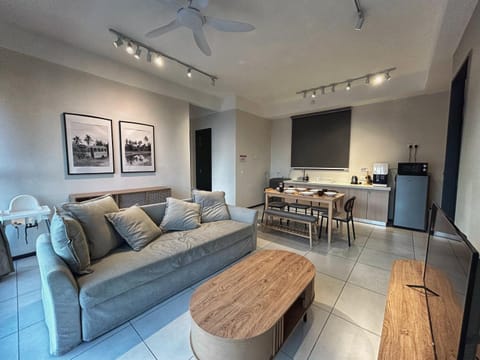 Kitchen or kitchenette, Living room, Seating area, Dining area