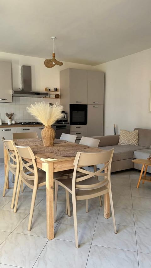 Living room, Dining area, oven