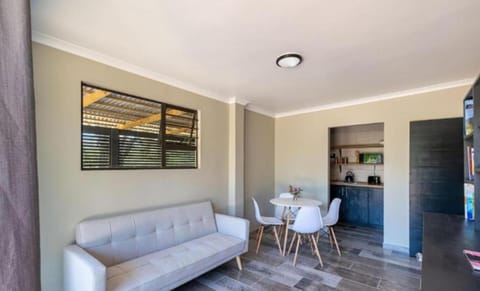 Kitchen or kitchenette, Seating area, Dining area