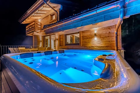 Luxurious Chalet with Sauna & Jacuzzi in Megeve with Parking Chalet in Megève