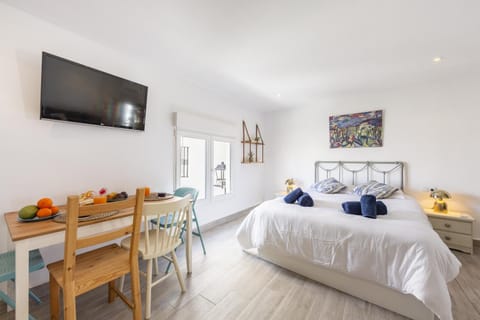 Bed, TV and multimedia, Living room, Photo of the whole room, Dining area, Bedroom