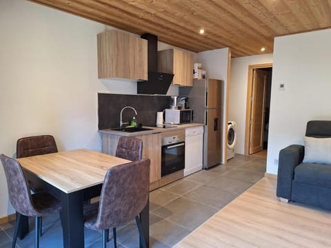 Kitchen or kitchenette, Dining area, stove
