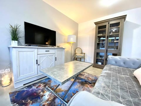 Communal lounge/ TV room, TV and multimedia, Living room